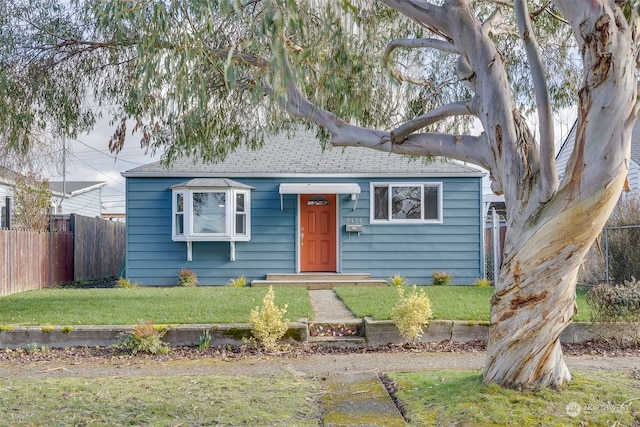 view of front of house featuring a front yard