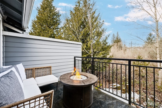 balcony featuring an outdoor living space with a fire pit