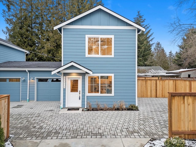 view of front property featuring a garage