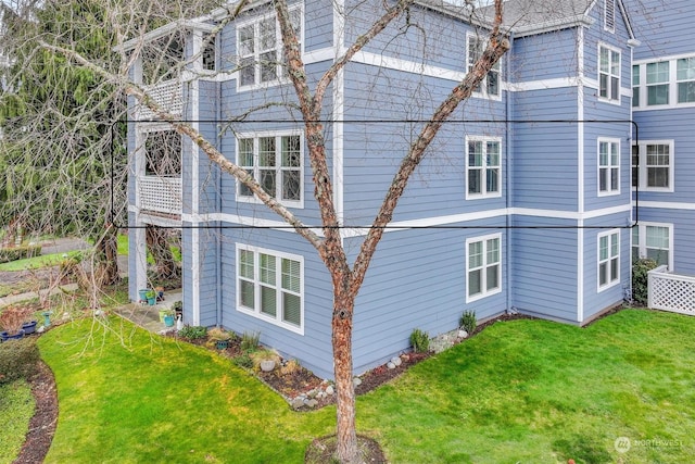 view of side of property featuring a lawn