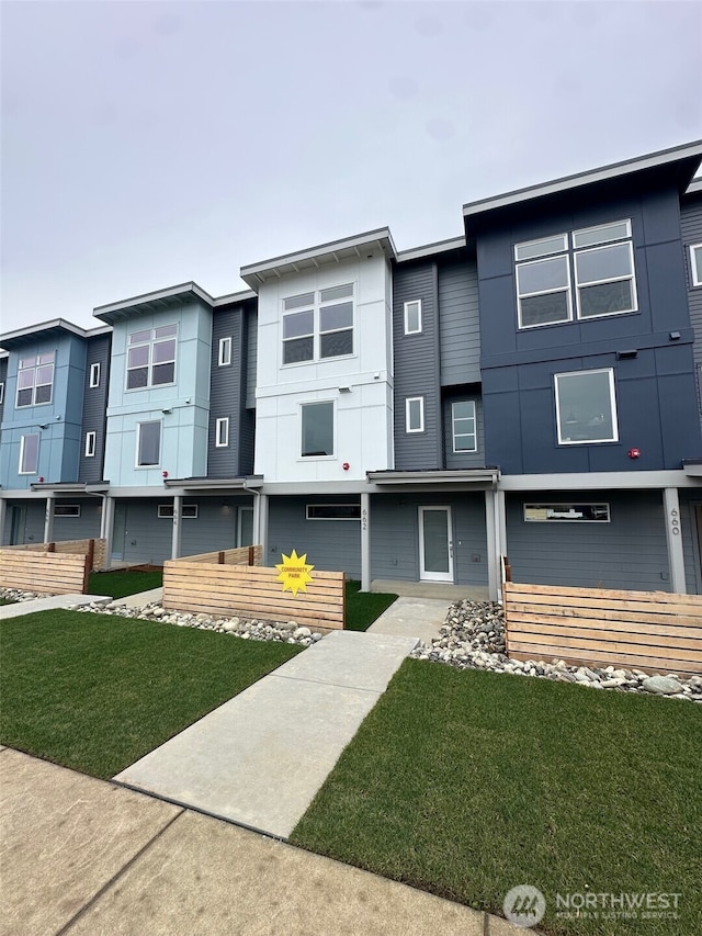 view of front facade featuring a front lawn