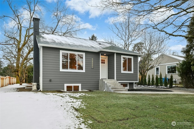 view of front of home featuring a lawn