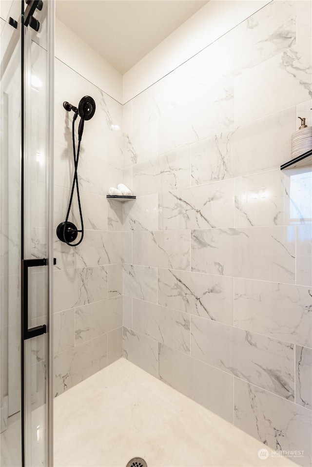 bathroom featuring tiled shower