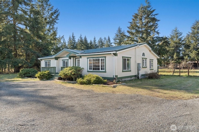 view of front of home featuring a front lawn