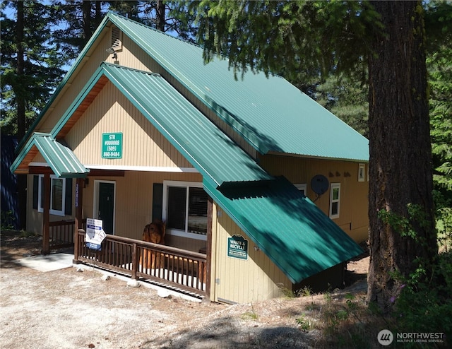 25813 Bridle Ln, Leavenworth, WA 98826 - chalet / cabin featuring metal roof and covered porch