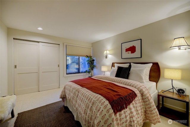 bedroom featuring carpet flooring and a closet