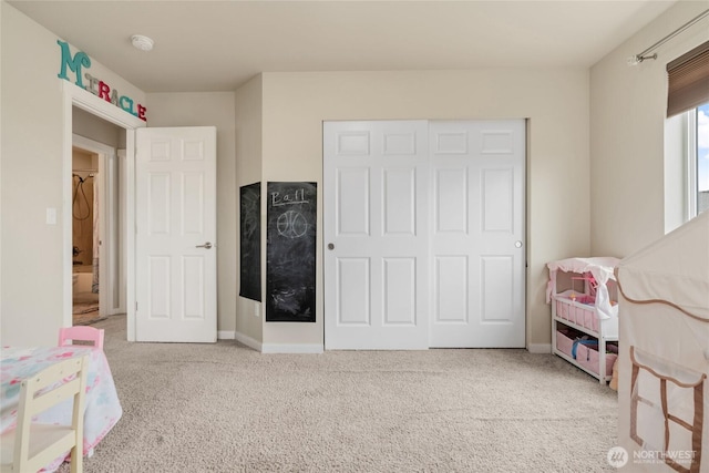 recreation room with carpet and baseboards