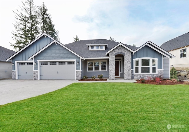 craftsman house featuring a garage and a front lawn