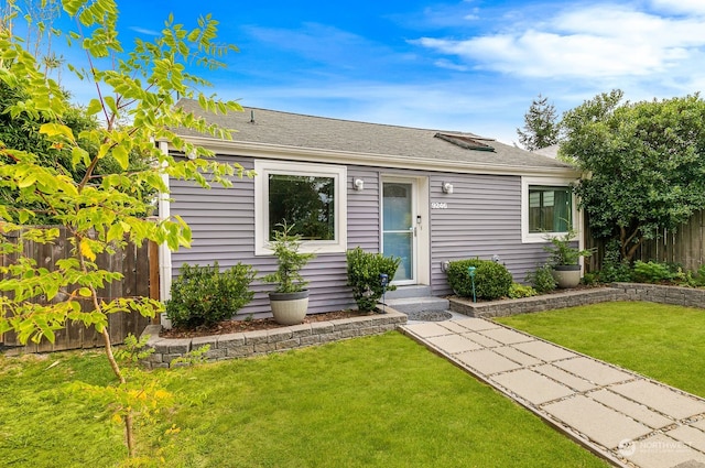 view of front facade featuring a front yard