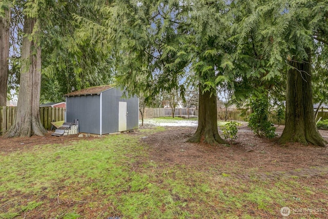 view of yard with a storage unit