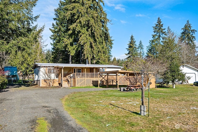 view of front facade featuring a front lawn