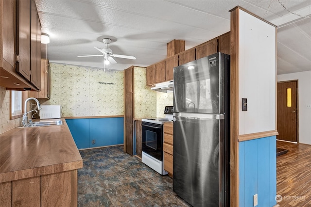 kitchen with sink, electric range, stainless steel refrigerator, dark hardwood / wood-style flooring, and ceiling fan