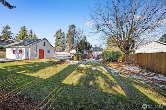 view of yard with an outbuilding