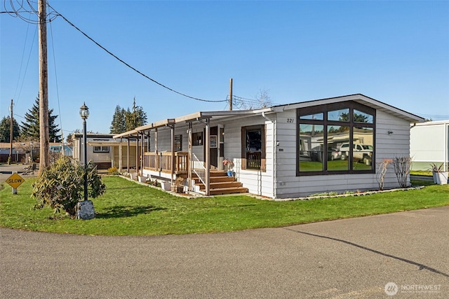 view of front facade featuring a porch and a front yard