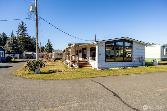 view of front of house featuring a front lawn