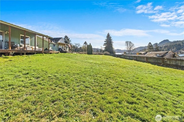 view of yard featuring a mountain view