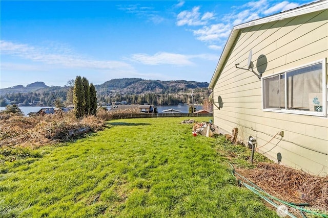 view of yard featuring a mountain view