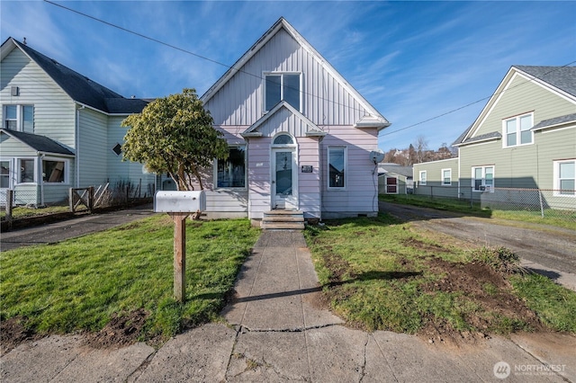 view of front of home featuring a front yard