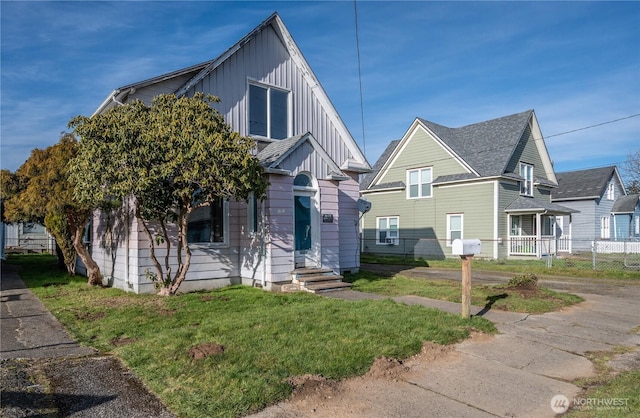 view of front of house with a front lawn