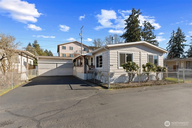 view of front facade featuring a garage