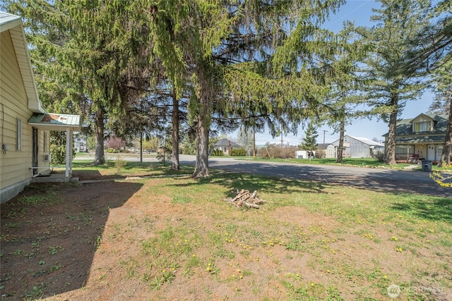 view of yard featuring a residential view