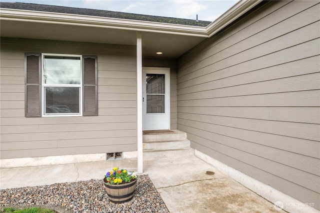 property entrance with crawl space