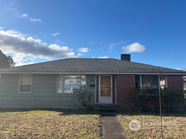 single story home featuring a front lawn