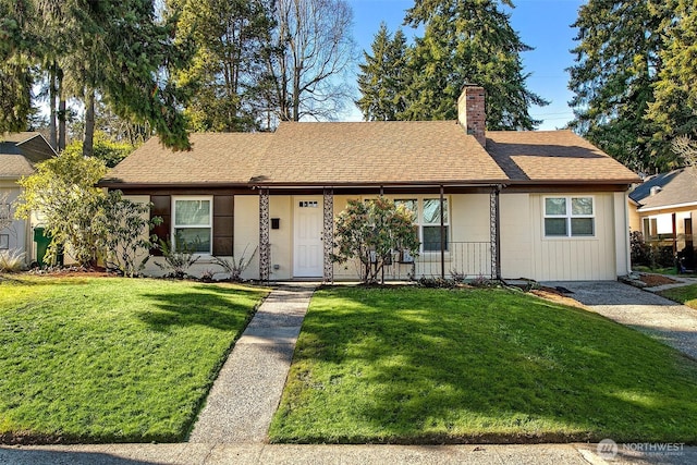 single story home featuring a front lawn