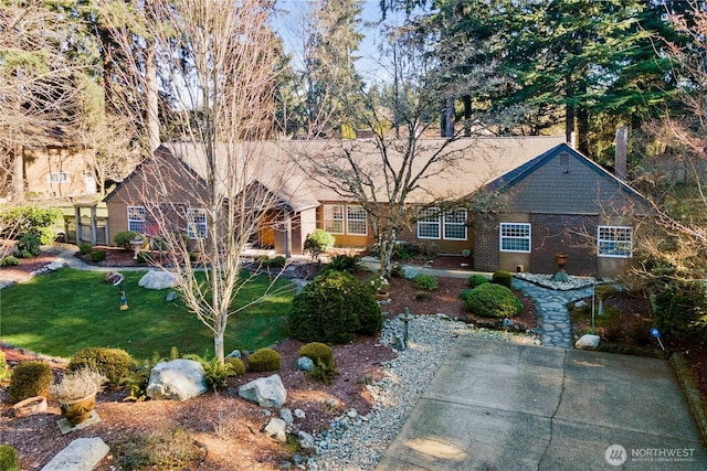 view of front of home featuring brick siding and a front yard