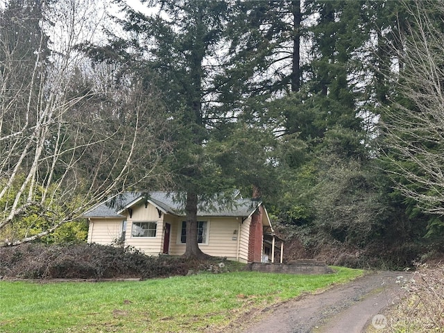 view of front of home featuring a front lawn