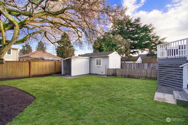 view of yard with a shed