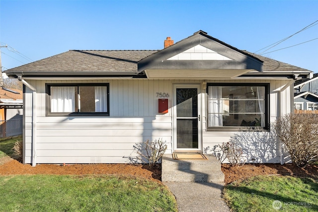 view of front facade with a front yard