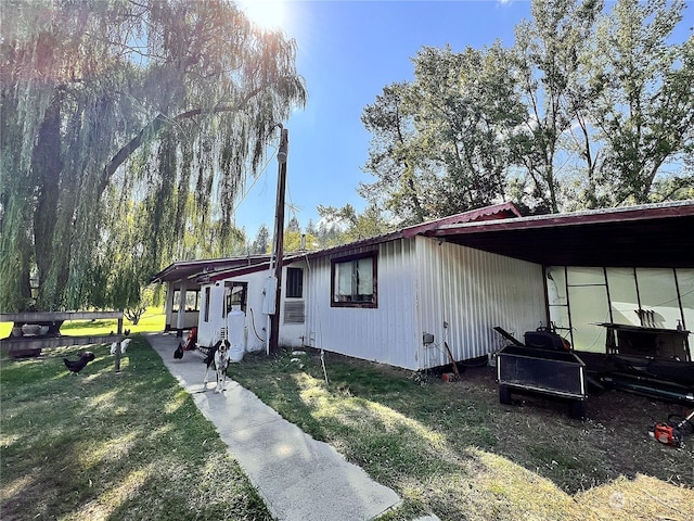 manufactured / mobile home with a front lawn