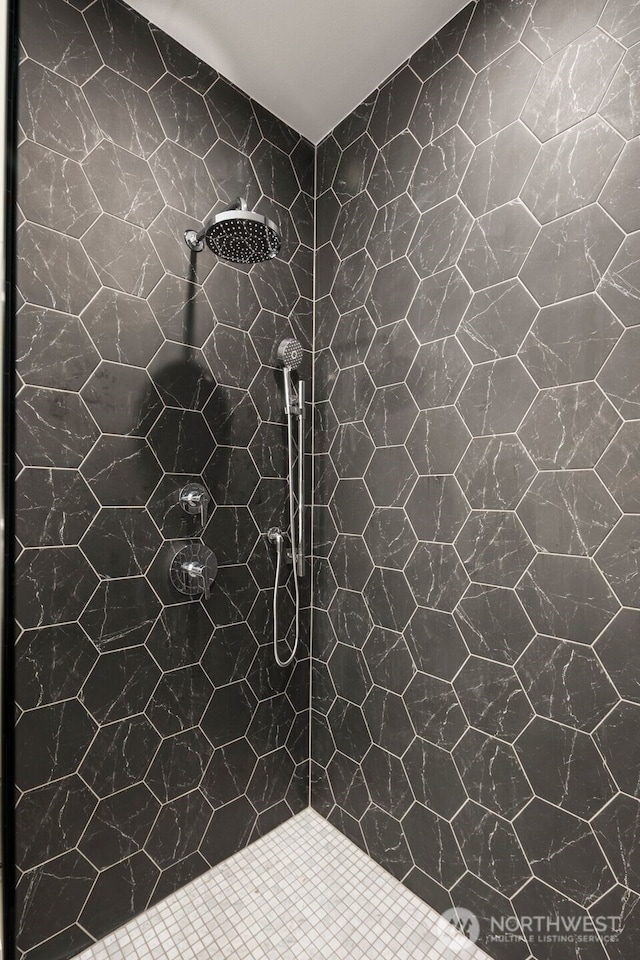 full bathroom featuring tiled shower