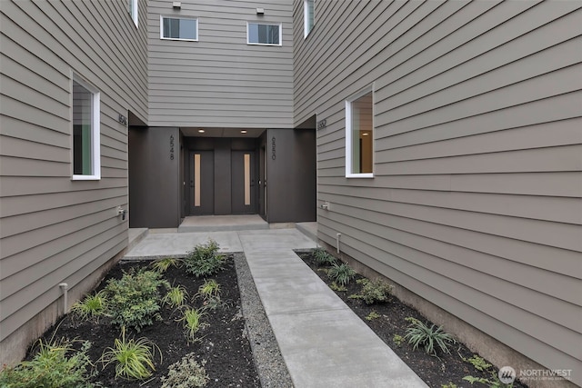 doorway to property with elevator