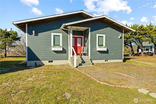 bungalow-style house featuring a front lawn