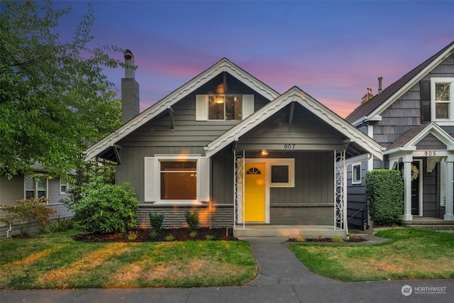 view of front of house featuring a yard