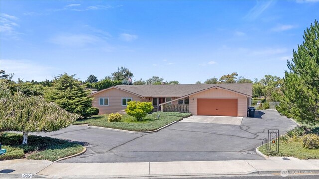 939 S Laguna Dr, Moses Lake, WA 98837 - single story home with a garage and driveway