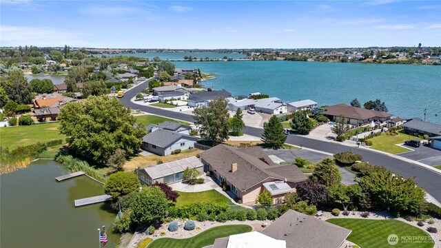 939 S Laguna Dr, Moses Lake, WA 98837 - aerial perspective of suburban area featuring a large body of water