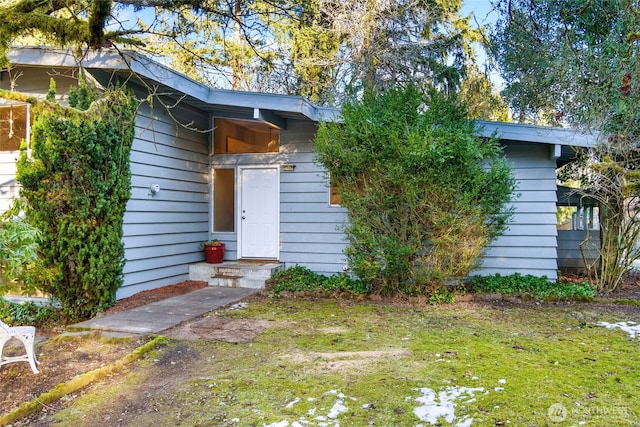 view of front of home with a front lawn