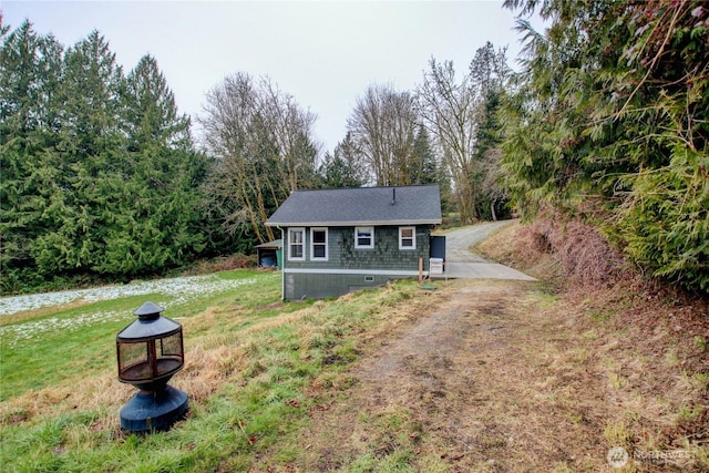 ranch-style home with a front yard