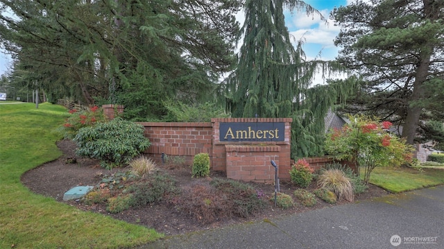 community sign with a lawn