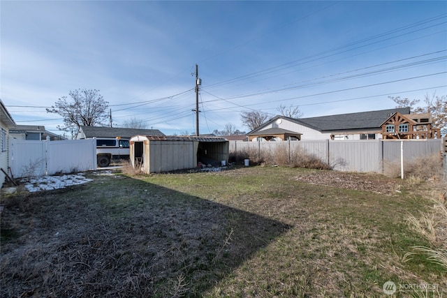 view of yard with an outbuilding