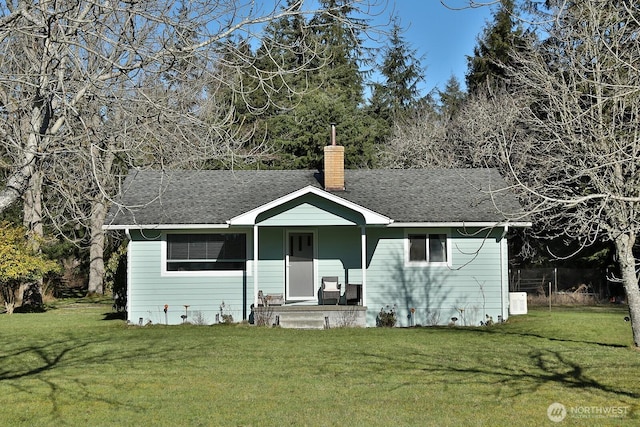 view of front of property featuring a front lawn