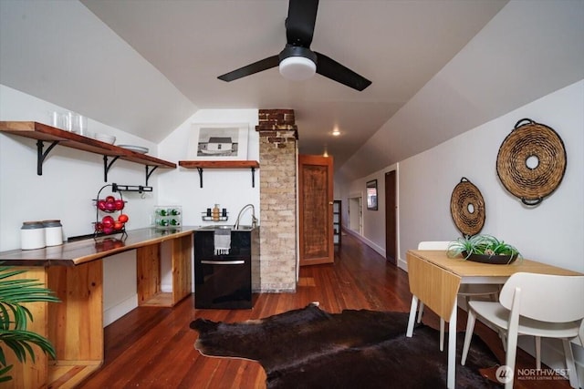 kitchen featuring lofted ceiling, dark hardwood / wood-style floors, ceiling fan, and kitchen peninsula