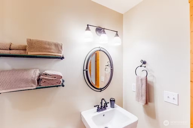 bathroom featuring a sink