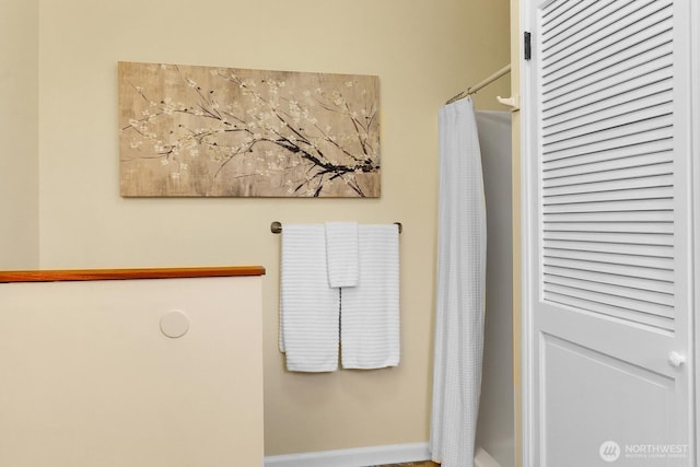 bathroom featuring a shower with shower curtain