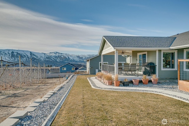 view of yard with a mountain view