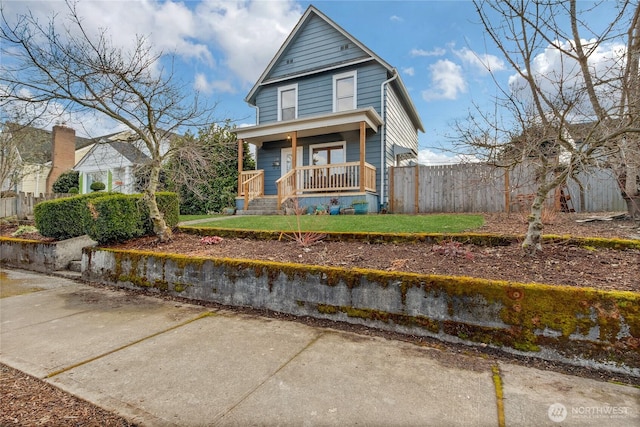 view of front of property featuring a front yard and a porch