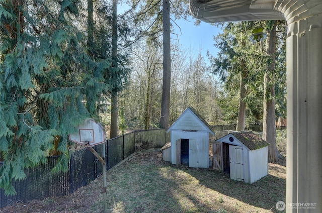 view of yard featuring a storage unit